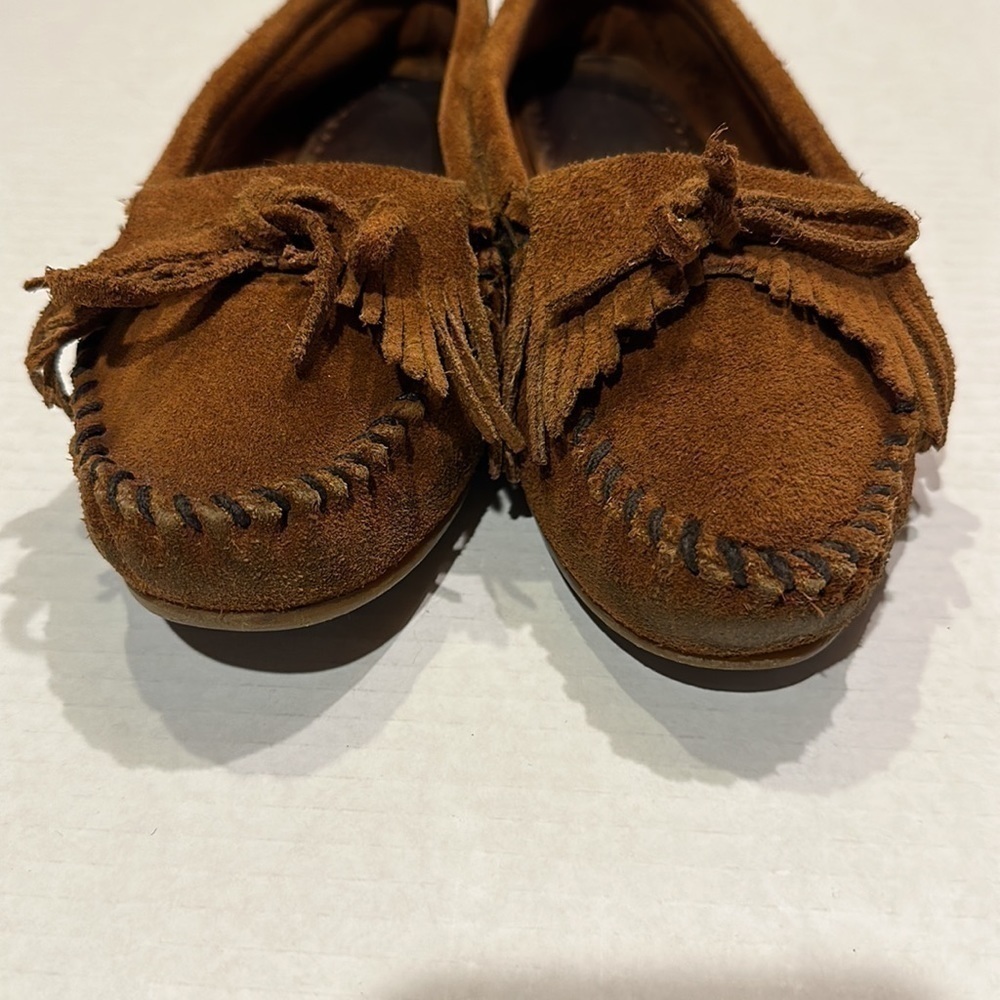 Minnetonka soft suede brown slippers with bow and fringe in front - Picture 3 of 9